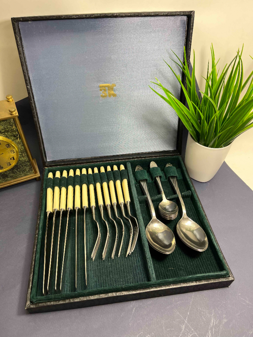 Набор столовых приборов из нерж. стали в кофре. Вилки и ножи с карболит ручками. Цена за 24пр. Картинка 1